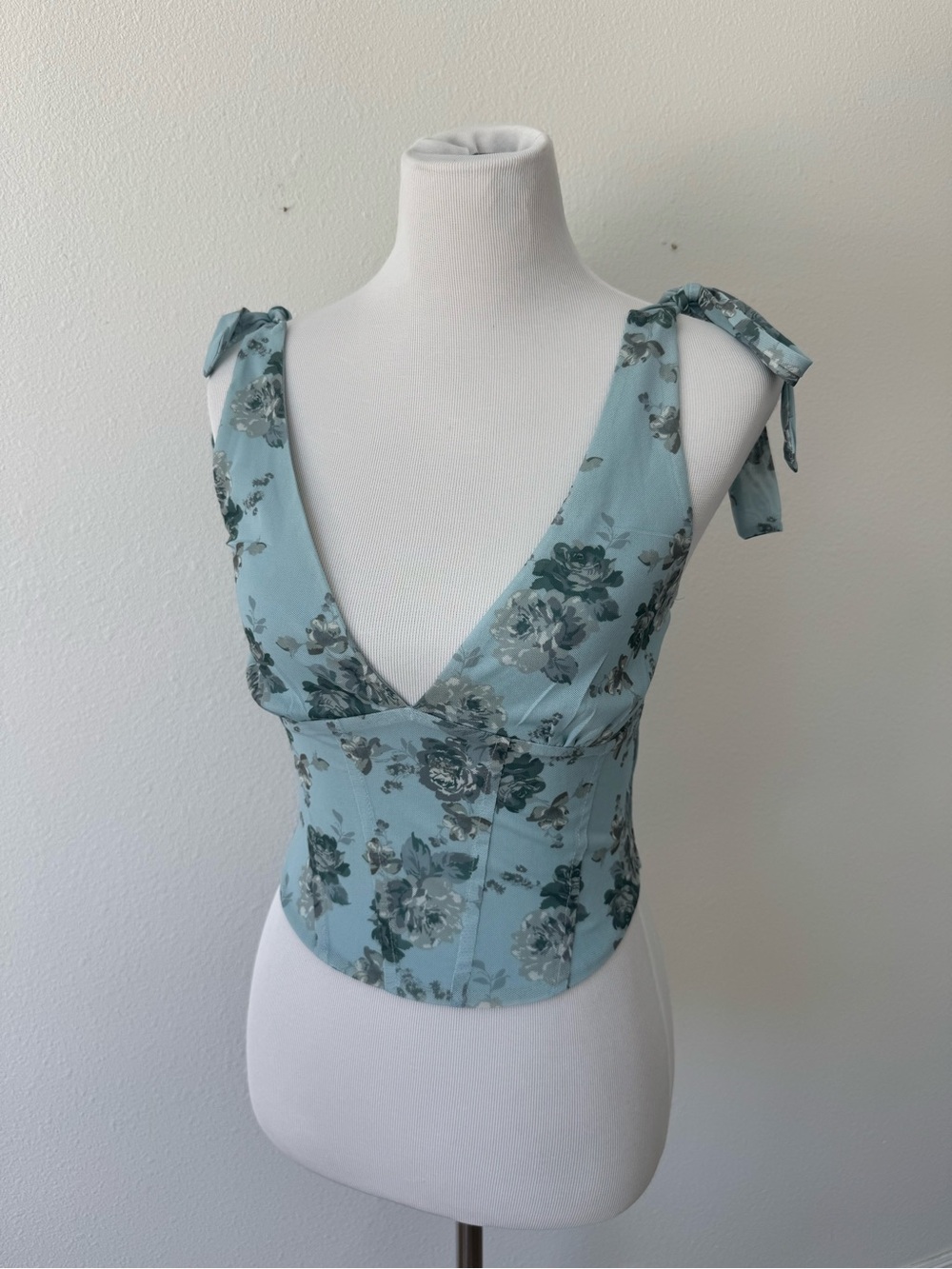 One Clothing Floral Tie-Shoulder V-Neck Crop Top